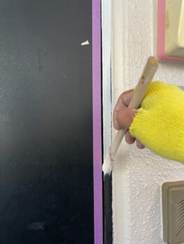 玄関ドア枠塗装②