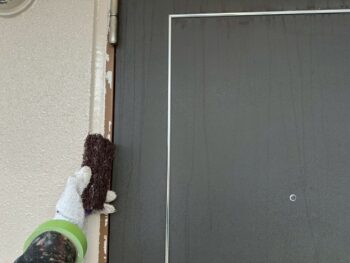 玄関扉枠塗装①