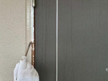 玄関扉枠塗装②
