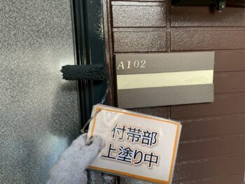 玄関扉枠塗装④