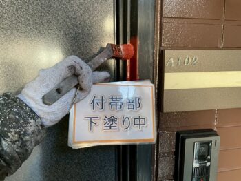 玄関扉枠塗装②